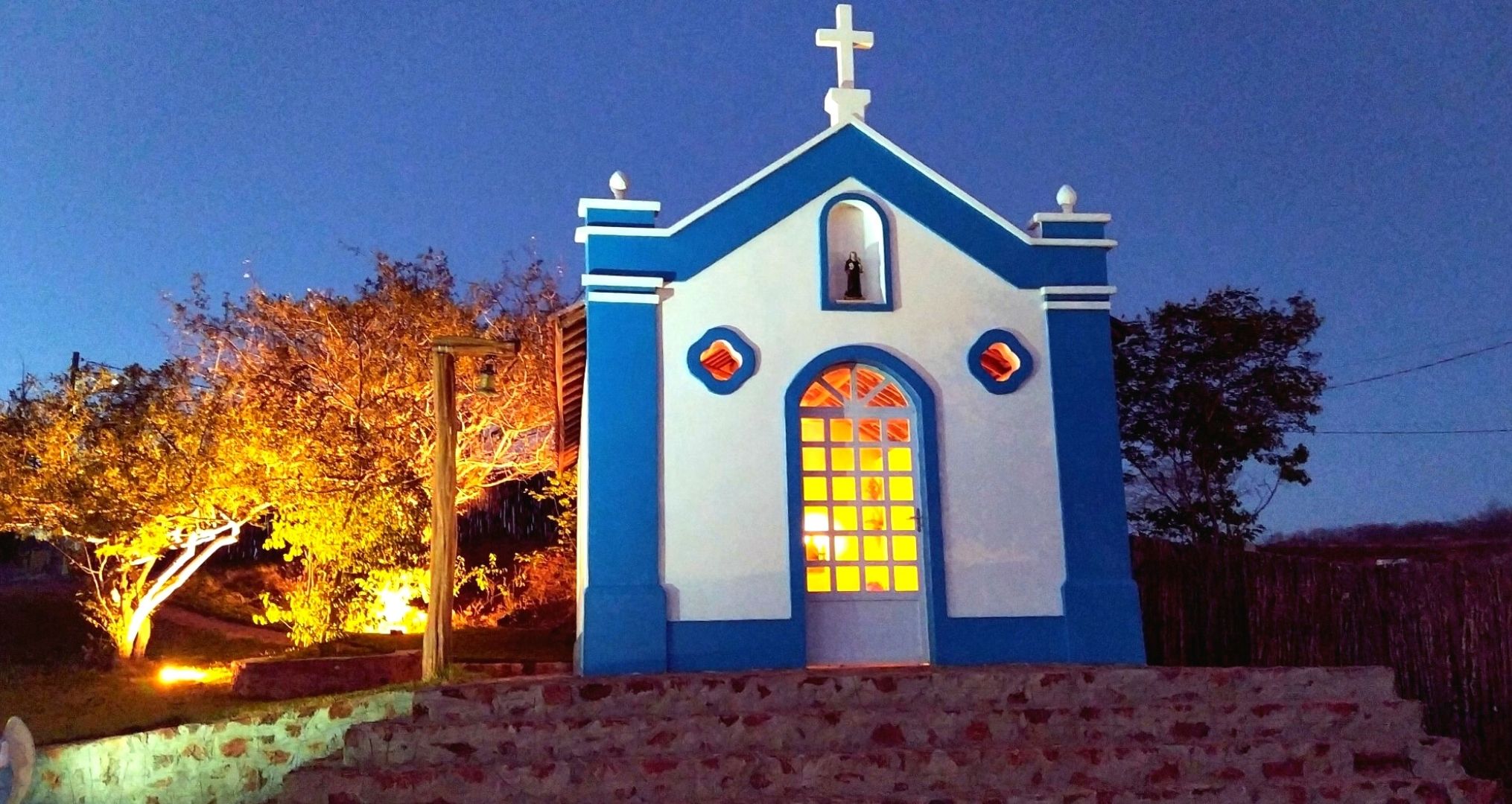 foto noturna da capela